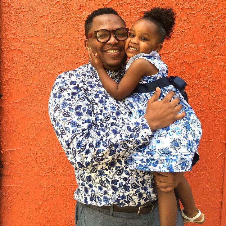 Đặc biệt, anh thường xuyên mặc đồ đôi điệu đà với con gái. Tất cả các phục trang đều do ông bố tài ba tự tay thiết kế từ quần áo cũ.