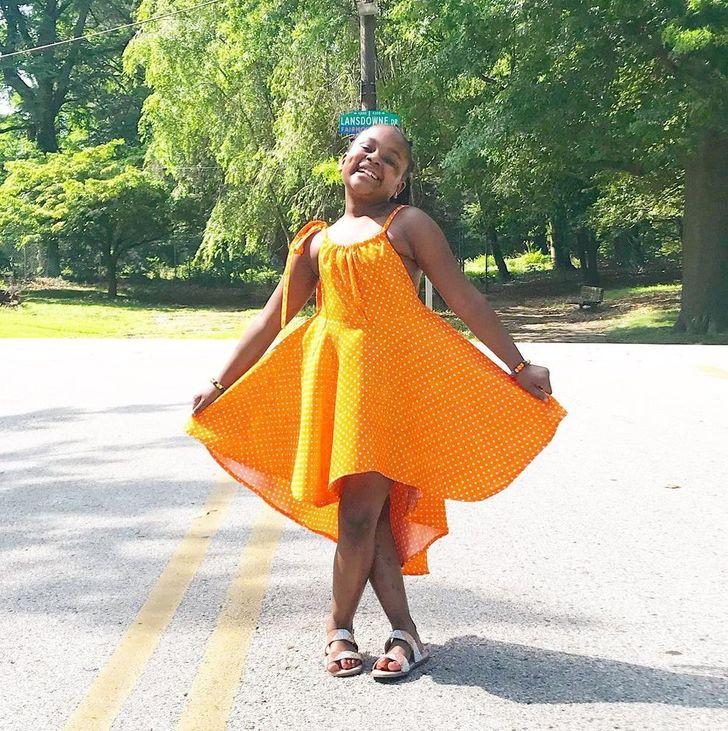 Ava rất tự hào về tài năng may vá của bố, cô bé thích kể về lần mà ai đó ở trường hỏi về chiếc váy cô mặc mua ở đâu trong khi thực tế đó là sản phẩm của bố cô ấy.