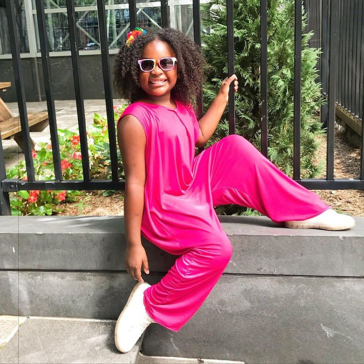 Cô bé sành điệu trong bộ jumpsuit màu hồng do bố tự thiết kế.