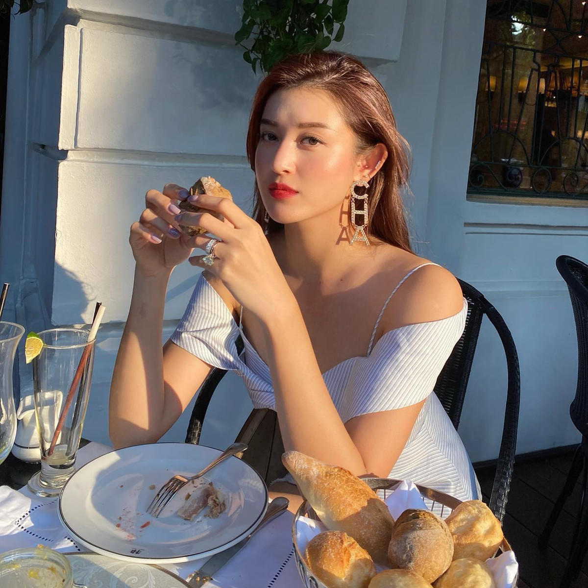 Ngoài ra, Huyền My còn uống nước detox để thanh lọc cơ thể và tiêu mỡ nhanh chóng. Cụ thể, công thức của cô bao gồm 8 cốc nước lọc, 1 thìa cà phê gừng băm nhỏ, 1 quả dưa chuột cỡ vừa và 12 lá bạc hà. Cho tất cả các loại nguyên liệu vào bình nước rồi để tủ lạnh qua đêm, dùng thay nước lọc để uống trong ngày. Thực hiện điều độ, việc thanh lọc cơ thể và giảm mỡ sẽ nhận lại kết quả nhanh chóng.