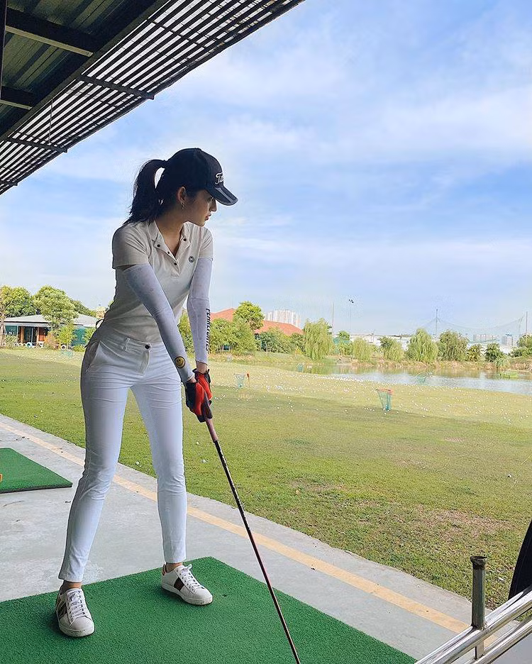 Với Huyền My, cô không đơn thuần chơi golf để mang tính giải trí mà cô còn tham gia các giải đấu, điều này tức là nàng á hậu phải rèn luyện nhiều hơn. Cô từng bộc bạch không thể nắm được tay vì đánh gần 400 trái bóng/ngày. Ảnh: FBNV.