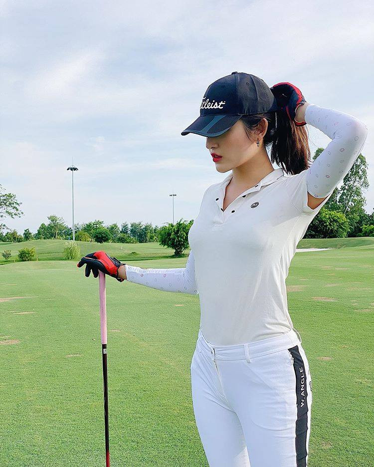 Những năm gần đây, cô còn tham gia chơi golf để rèn luyện sức dẻo dai và duy trì thân hình chuẩn đẹp.