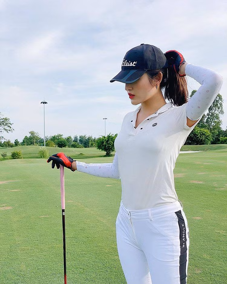 Những năm gần đây, cô còn tham gia chơi golf để rèn luyện sức dẻo dai và duy trì thân hình chuẩn đẹp.