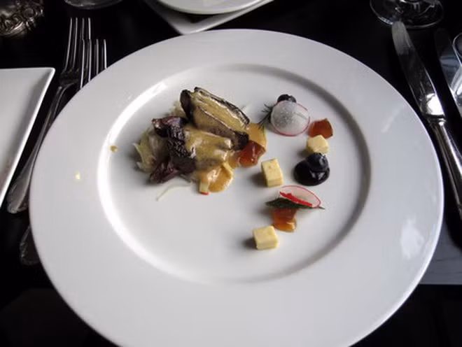 Iceland là một đất nước có số lượng chim hải âu cổ rụt nhiều nhất thế giới, với 10-15 triệu con sinh sống. Thế nhưng thay vì bảo vệ loài động vật này, người dân vùng biển Iceland có một món ăn truyền thống gây nhiều tranh cãi nhất hiện nay, đó là món gỏi tim hải âu.