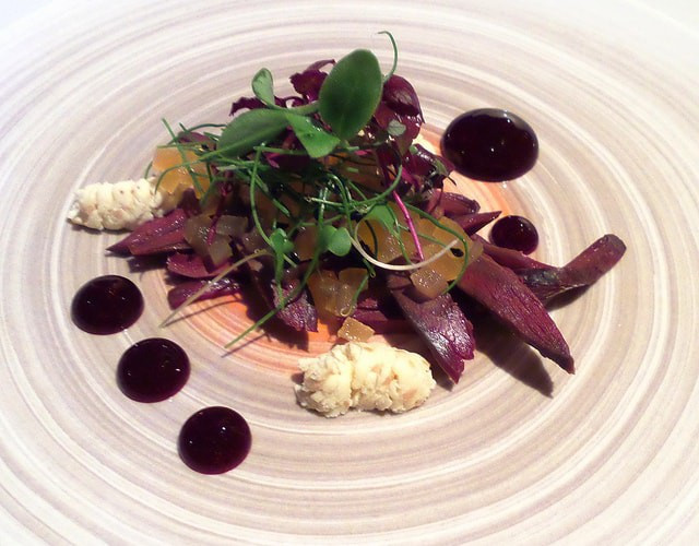 Tuy nhiên, người dân Iceland lại cho rằng việc mổ bụng, moi tim chim hải âu và ăn sống là một hành động đầy tinh tế, thể hiện sự tinh hoa trong văn hóa ẩm thực địa phương. Chính sự tranh cãi này đã giúp món gỏi tim hải âu trở nên nổi tiếng tại quốc gia này.