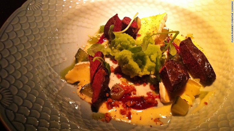 Ăn ngay như vậy có thể quá kinh dị với chính người Iceland nên họ đã tìm một cách ăn dễ dàng hơn là trộn với nước sốt cùng nhiều loại gia vị đặc trưng vùng miền.