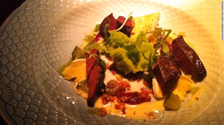 Ăn ngay như vậy có thể quá kinh dị với chính người Iceland nên họ đã tìm một cách ăn dễ dàng hơn là trộn với nước sốt cùng nhiều loại gia vị đặc trưng vùng miền.