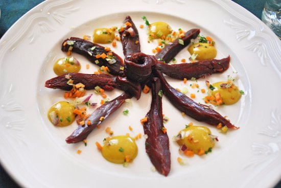 Để chế biến món gỏi tim hải âu rùng rợn, người Iceland sẽ mổ bụng những chú chim hải âu cổ rụt, sau đó moi tim ra để thưởng thức sống ngay lúc đó một cách ngon lành.