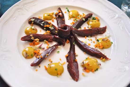 Để chế biến món gỏi tim hải âu rùng rợn, người Iceland sẽ mổ bụng những chú chim hải âu cổ rụt, sau đó moi tim ra để thưởng thức sống ngay lúc đó một cách ngon lành.