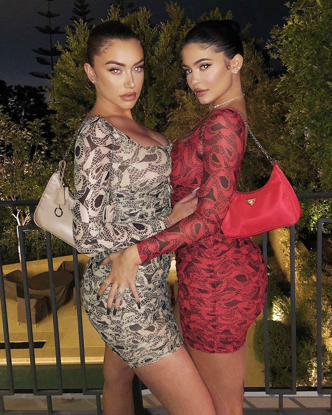 Anastasia và Kylie có sự đồng điệu từ trang phục đời thường đến dạ tiệc.