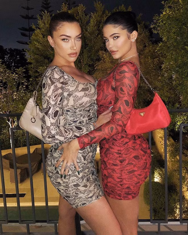 Anastasia và Kylie có sự đồng điệu từ trang phục đời thường đến dạ tiệc.