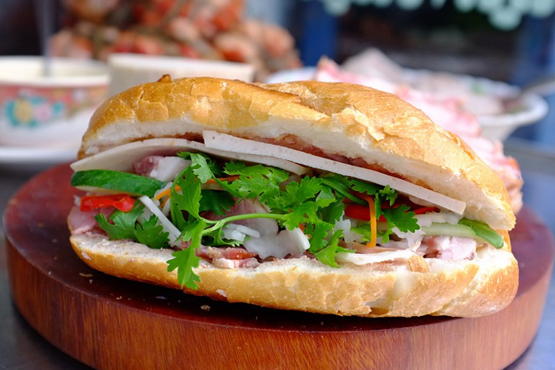 Bánh mì là thực phẩm tiện lợi mà bạn có thể mang theo khi đi du xuân. Có nhiều loại bánh để lựa chọn như bánh mì sandwich, bánh mì gậy, bánh mì kẹp…