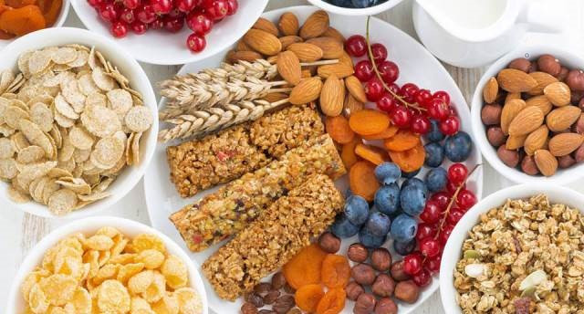 Đồ ăn hỗ trợ năng lượng: Socola, bánh kẹo… là các thực phẩm nhỏ gọn, tiện lợi, nhiều năng lượng, xử lý nhanh gọn. Những món ăn vặt này có thời gian lưu trữ dài hơn so với các loại thực phẩm tươi sống khác và hương vị cũng rất ngon nên bạn có thể mang theo cho cả chuyến đi ngắn ngày hay dài ngày. Ảnh: Internet.