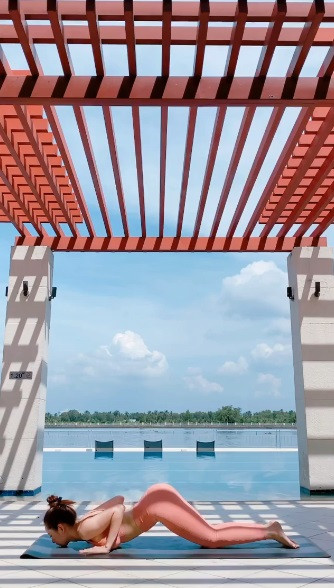 Đặc biệt, Chi Pu còn theo đuổi bộ môn yoga để giữ dáng. Thậm chí, cô còn gây sốt gần đây khi quay video thực hiện động tác yoga điêu luyện trong trang phục ôm dáng.