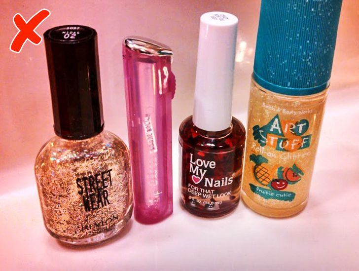 8. Sơn móng tay: Do sự thay đổi của nhiệt độ và độ ẩm, sơn móng tay của bạn sẽ hư hỏng nhanh hơn. Có nhiều nơi thích hợp hơn để bảo quản sơn móng tay như các hộp, ngăn kéo, tủ đựng quần áo và kệ khác nhau.