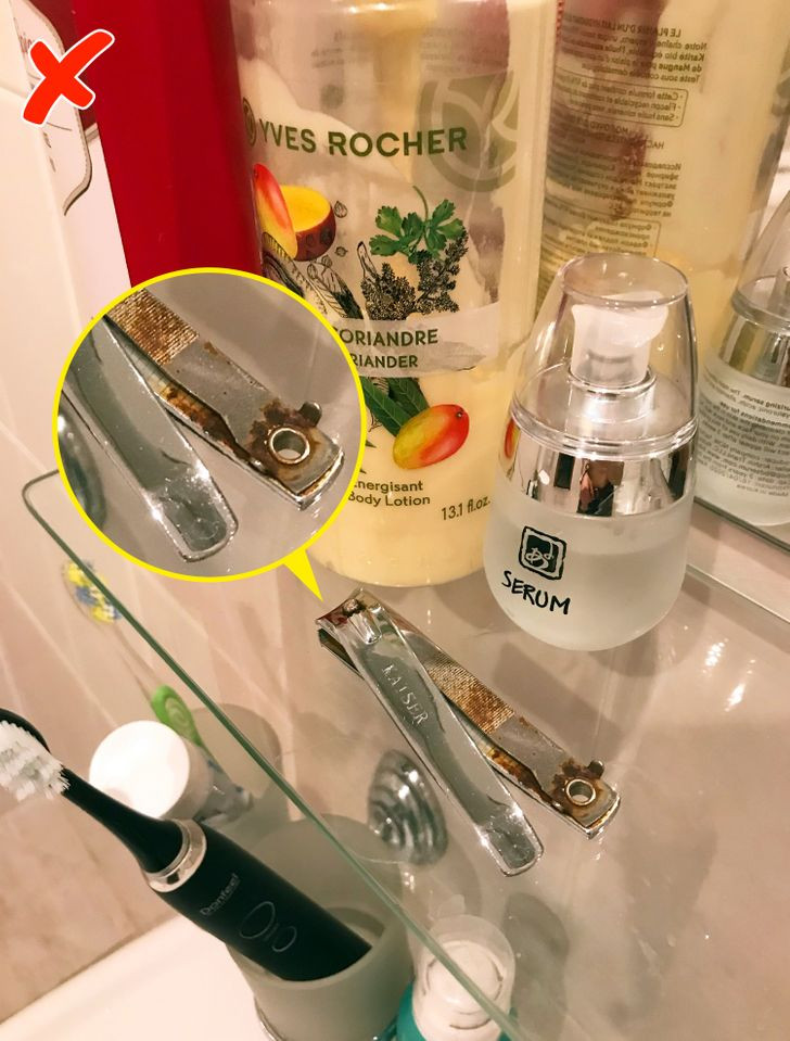 6. Dụng cụ làm móng: Dù chất lượng thép tốt đến đâu thì bấm móng tay, nhíp và dũa cũng không nên cất trong phòng tắm lâu ngày bởi chúng có thể bị rỉ sét và nhanh hỏng.