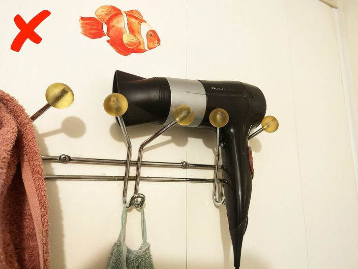 7. Đồ điện: Bạn tuyệt đối không nên cất máy sấy tóc và máy cạo râu trong phòng tắm bởi hơi nước và hơi ẩm làm giảm tuổi thọ làm việc của các thiết bị điện rất nhiều. Ngoài ra, các vật dụng này còn có thể gây điện giật nếu chạm vào tay ướt.
