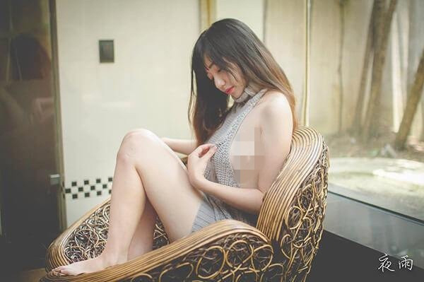 Trước khi dính án phạt, Firefly cũng nhiều lần diện trang phục hở hang khiến người xem đôi lúc phải “đỏ mặt”.