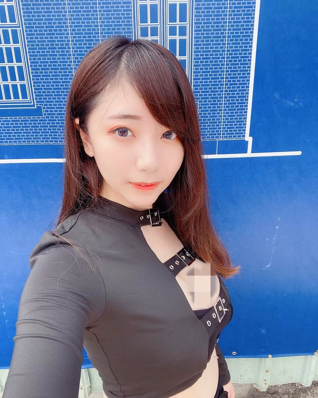 Trên trang cá nhân, Firefly thường diện các thiết kế có đường cắt xẻ táo bạo ở ngực. Ảnh: Internet.