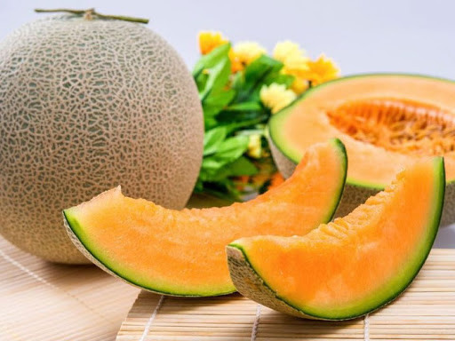 Dưa lưới mọng nước, giòn và rất thơm ngon, nó được đánh giá là loại trái cây thích hợp cho mùa hè nóng bức. Với hơn 88% là nước, dưa lưới giải khát ngay tức thì, cung cấp lượng nước và chất điện giải cho cơ thể, hạn chế tình trạng mất nước. Không chỉ vậy, dưa lưới còn chứa vitamin C, A, B, K, B9, magie và chất xơ hoà tan có lợi cho cơ thể.