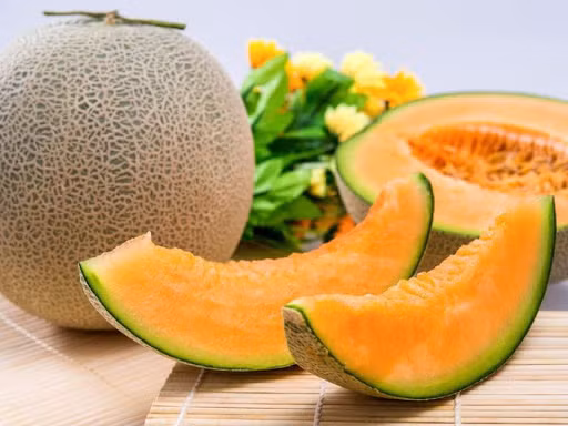 Dưa lưới mọng nước, giòn và rất thơm ngon, nó được đánh giá là loại trái cây thích hợp cho mùa hè nóng bức. Với hơn 88% là nước, dưa lưới giải khát ngay tức thì, cung cấp lượng nước và chất điện giải cho cơ thể, hạn chế tình trạng mất nước. Không chỉ vậy, dưa lưới còn chứa vitamin C, A, B, K, B9, magie và chất xơ hoà tan có lợi cho cơ thể.