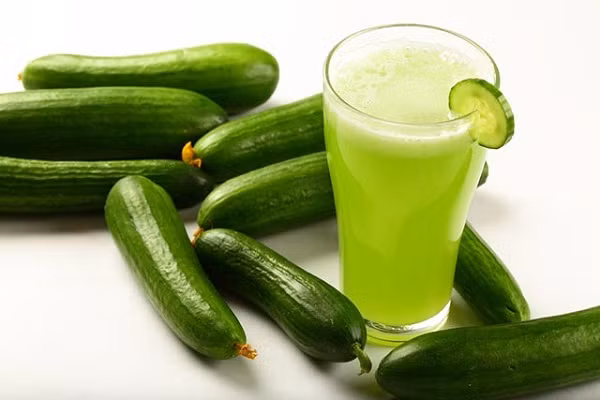 Dưa chuột chứa một lượng nước dồi dào và có các chất giải độc giúp đào thải độc tố ra khỏi cơ thể bạn, làm cho làn da mịn màng và sáng hơn. Ngoài ra, dưa chuột còn chứa axit ascorbic (vitamin C), các khoáng chất vitamin có công dụng làm mát cũng như giữ nước, cải thiện làn da và giúp cho làn da đầy sức sống, rạng rỡ ngay cả trong mùa hè.