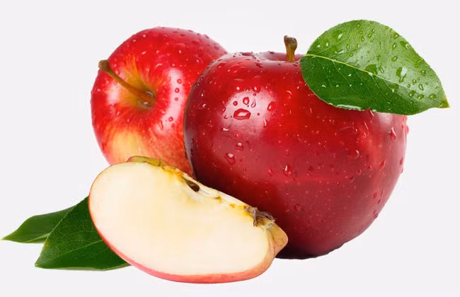 Táo chứa rất nhiều chất dinh dưỡng, chất xơ, khoáng chất và vitamin tốt cho sức khỏe. Loại quả này có vị ngọt và chứa đến 84,6% nước, cung cấp lượng vitamin A và C dồi dào giúp chống lão hóa, làm trắng da và giúp cho da không bị quá khô ráp.