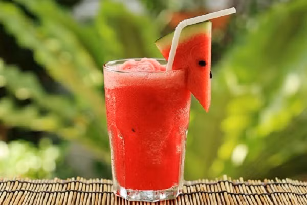 Dưa hấu: Với 92 % là nước, dưa hấu sẽ giúp làn da được bổ sung độ ẩm kịp thời, ngăn chặn tình trạng da khô. Trong dưa hấu còn chứa vitamin B6, một loại vitamin sẽ tăng cường sức mạnh của não bộ, giúp bạn tập trung, minh mẫn hơn. Thậm chí nghiên cứu đã chỉ ra rằng, bạn hoàn toàn có thể thay thế nước uống hằng ngày bằng nước ép dưa hấu.