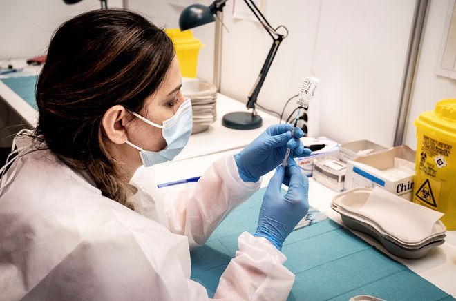 Tai bien sau tiem vac xin ngua COVID-19: Nguy hiem muc nao?