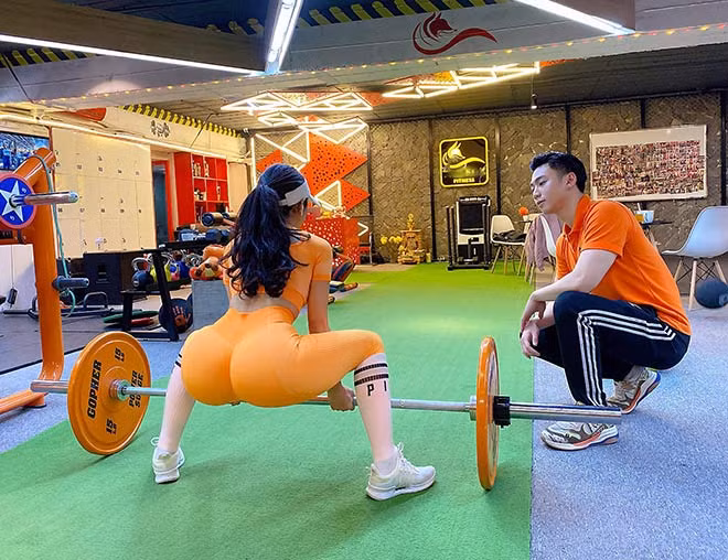 Để có được vóc dáng hoàn hảo và vòng ba tuyệt đẹp như hiện tại, hot girl Hà Nội chia sẻ cô dành khoảng 4 buổi trong tuần để tập phần thân dưới. Đặc biệt cô nàng cực kỳ thích các bài tập nặng, trong đó ấn tượng nhất phải kể đến bài “hip thrust” nâng tạ 160kg mỗi lần.