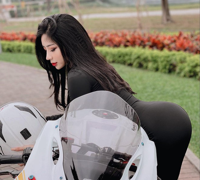 Không chỉ được mệnh danh là hot girl phòng gym, Hồng Nhung còn được nhiều người ví von sở hữu vòng ba tròn trịa như trái táo và tràn trề sức sống.