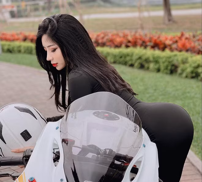 Không chỉ được mệnh danh là hot girl phòng gym, Hồng Nhung còn được nhiều người ví von sở hữu vòng ba tròn trịa như trái táo và tràn trề sức sống.