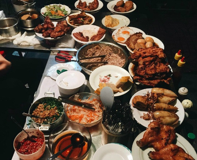 Cơm ở đây đúng chuẩn hạt gạo tấm, thức ăn đi kèm từ sườn nướng, gà rán, bì sợi, chả thịt cho đến trứng ốp, xúc xích, thịt kho, tôm rim, mực nhồi, xíu mại… món nào món nấy bày biện đẹp mắt, màu sắc óng ả mỡ màng.