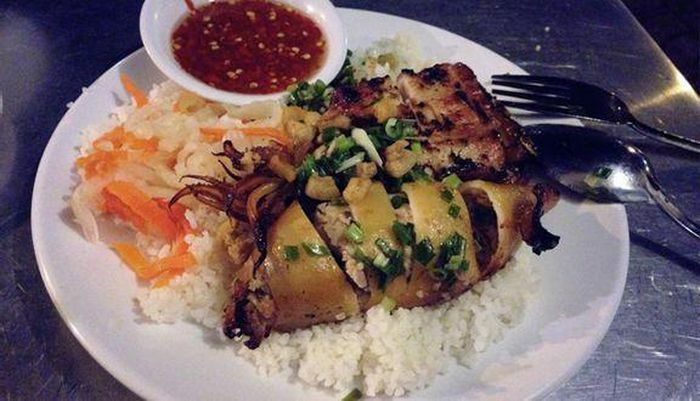 Cơm tấm “bãi rác”: Có nhiều quán cơm tấm “đỉnh cao” ở Sài Gòn và khi nhắc đến, không thể không liệt kê vào đó hàng cơm tấm bãi rác trứ danh ở trên con đường nhỏ Lê Văn Linh, phía sau khu chợ Xóm Chiếu (Quận 4).