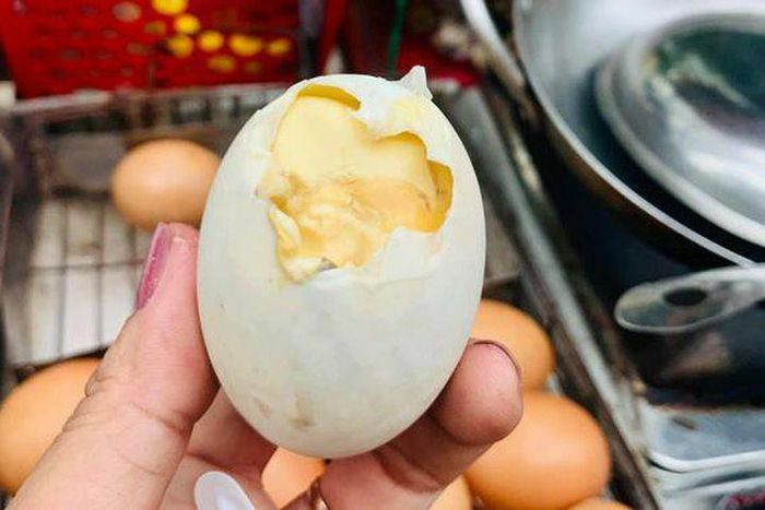 Tuy nhiên, một số người lại “nghiện” cái mùi và vị của trứng vịt ung này, cho rằng nó có vịt ngậy ngậy, béo béo, không bị nghẹn như ăn trứng gà tươi. Vịt dữa được bán trên những xe hàng rong khắp mọi ngóc ngách Sài Thành.