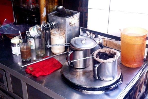 Cà phê ở đây khác biệt bởi hương vị khoan khoái, thơm dịu của cách pha bằng vợt. Truyền từ đời ông bà đến nay, mỗi ngày những quán phục vụ hàng trăm ly cà phê, bạc xỉu, cà phê sữa... đến mọi lứa tuổi người dân. Ảnh: IT.