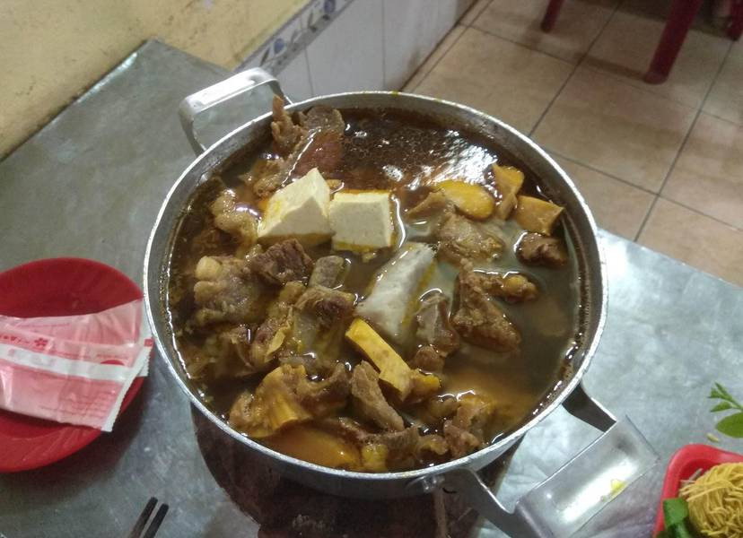 Trong khoảng sân trống của căn nhà cũ, những bộ bàn ghế được xếp ngẫu nhiên nhưng vẫn tạo sự thoải mái. "Lẩu bò nghĩa địa" mang hương vị đậm đà của nồi lẩu bò quen thuộc.