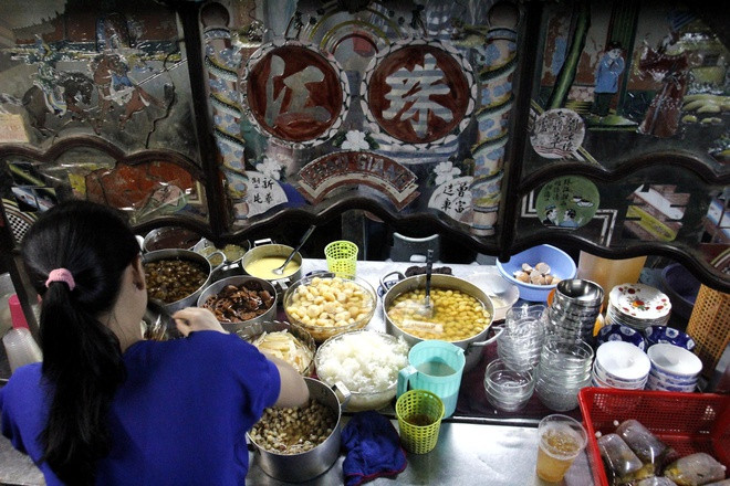 "Chè ma": Quán chè Hoa tuổi đời hơn 80 năm ở đường Trần Hưng Đạo (quận 5) khiến nhiều người tò mò bởi tên gọi "chè ma". Thực tế, ban đầu bà chủ đặt cho quán cái tên là Chè Châu Giang nhưng do giờ mở cửa đến tận khuya muộn nên nhiều người gọi vui là "chè ma".