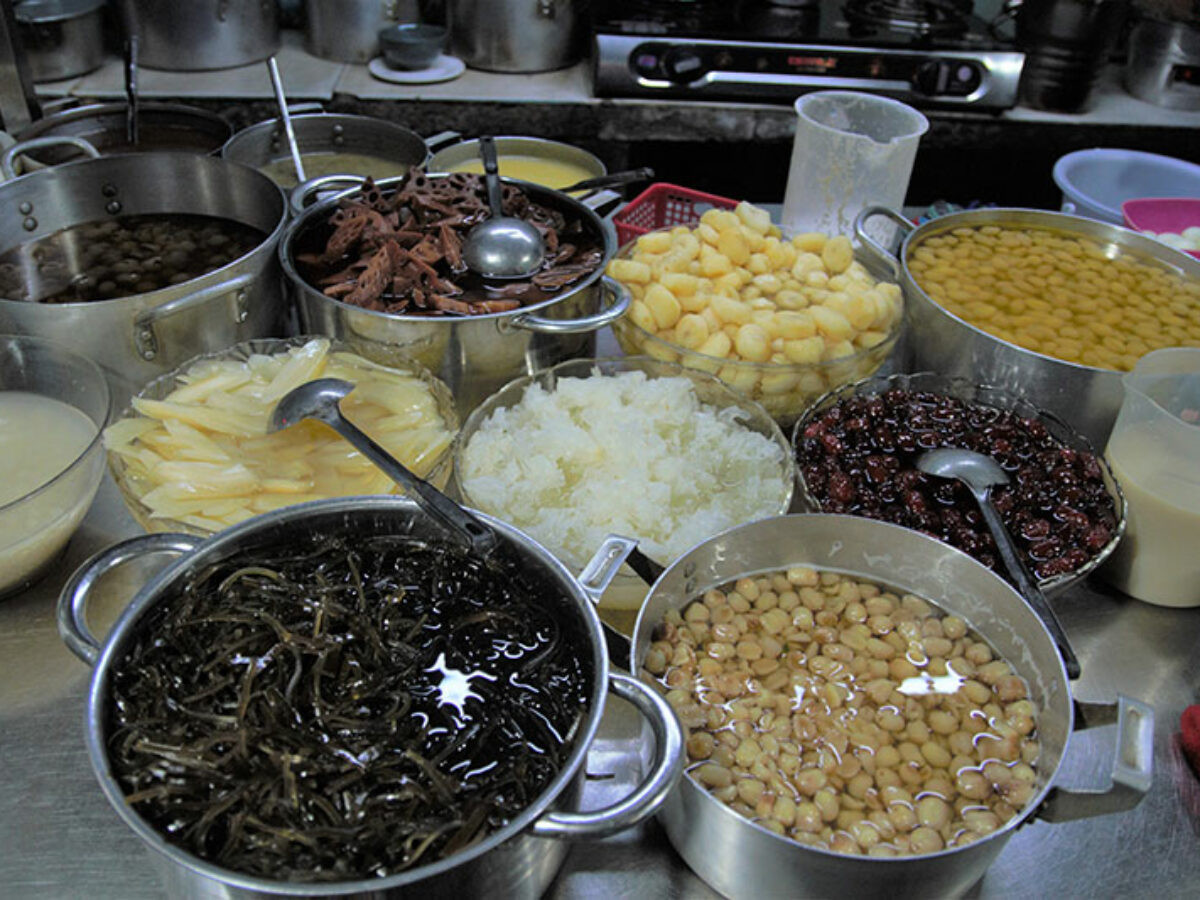 Không gian tuy nhỏ, đơn giản nhưng hàng chè này lúc nào cũng nhộn nhịp khách. Vị chè ở đây được đánh giá cao về độ thanh mát, ít ngọt và đa dạng.