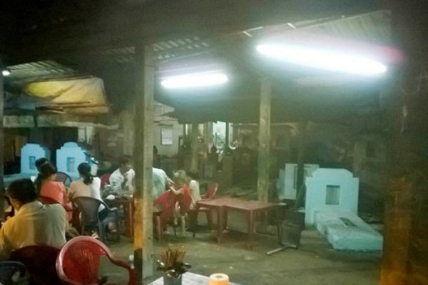 Lẩu bò Nghĩa Địa: Quán lẩu bò bình dân lọt thỏm trong con hẻm 498 Nguyễn Thị Định (quận 2) hơn mười mấy năm nay đã khiến nhiều thực khách "rợn người" khi nghe đến: Lẩu bò nghĩa địa. Nguồn gốc cái tên xuất phát từ vị trí "đắc địa" của quán khi xung quanh là những khu mộ bia.