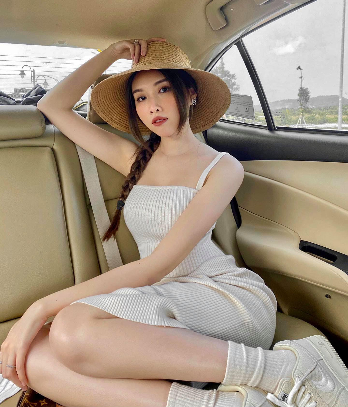 Sở hữu lợi thế hình thể với số đo ba vòng 84-60-89 và đôi chân dài 1,1m, Thanh Thanh Huyền thường xuyên diện trang phục ôm sát khoe đường cong cơ thể.