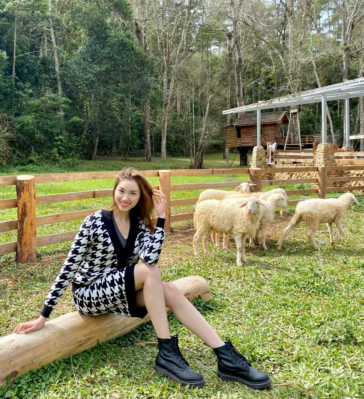 Hiện, Thanh Thanh Huyền được đánh giá là một trong những nữ MC dáng chuẩn, lại thêm gu ăn mặc cá tính, sành điệu, gợi cảm nên luôn gây chú ý ở mọi nơi.