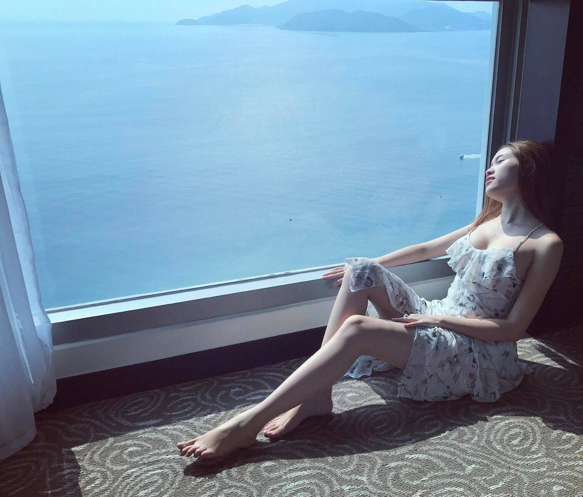 Nhan sắc nổi bật giúp nữ MC đoạt được nhiều giải thưởng ở các cuộc thi nhan sắc. Cô từng giành giải Miss thân hình đẹp nhất và Miss tài năng tại cuộc thi Miss Ngôi Sao 2014.