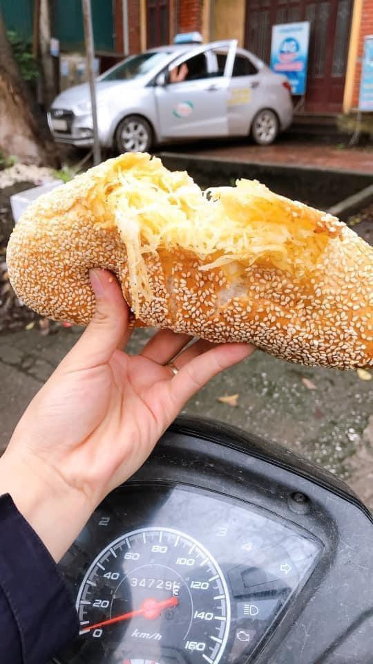 Chiếc bánh mì nhìn vô cùng hấp dẫn với bỏ ngoài được tẩm vừng, bên trong là nhân dừa ú ụ. Hình thức bắt mắt khiến ai nấy đều muốn thử ngay món bánh mì đang “hót hòn họt” này.