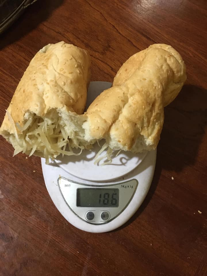 Có khách hàng cho biết, hình ảnh bánh trên mạng khác xa so với thực tế, bánh vừa khô vừa dai.