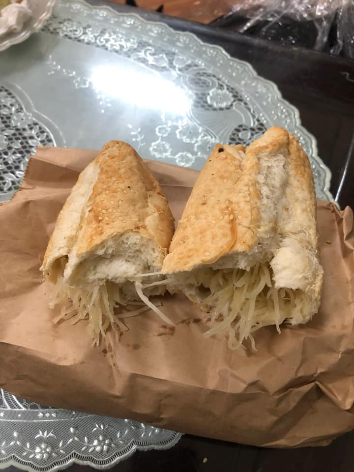 Thế nhưng, cũng có nhiều người cũng cho rằng rất có thể chị em đã mua phải những chiếc bánh mì "nhái" chứ không phải của cơ sở gia truyền như quảng cáo trên mạng xã hội. Ảnh: FB.