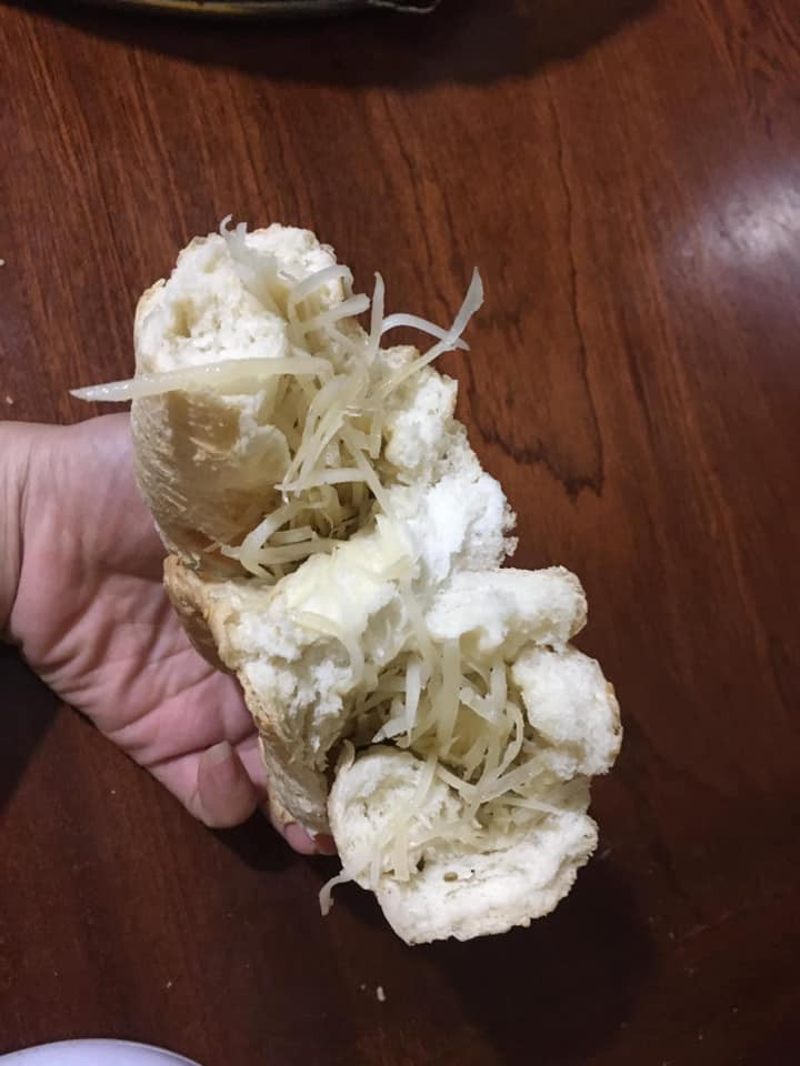 Trong khi nhiều người bày tỏ thất vọng về chiếc bánh mì đang "nổi đình nổi đám" trên mạng xã hội thì một số người cảm thấy may mắn vì chưa đặt mua.