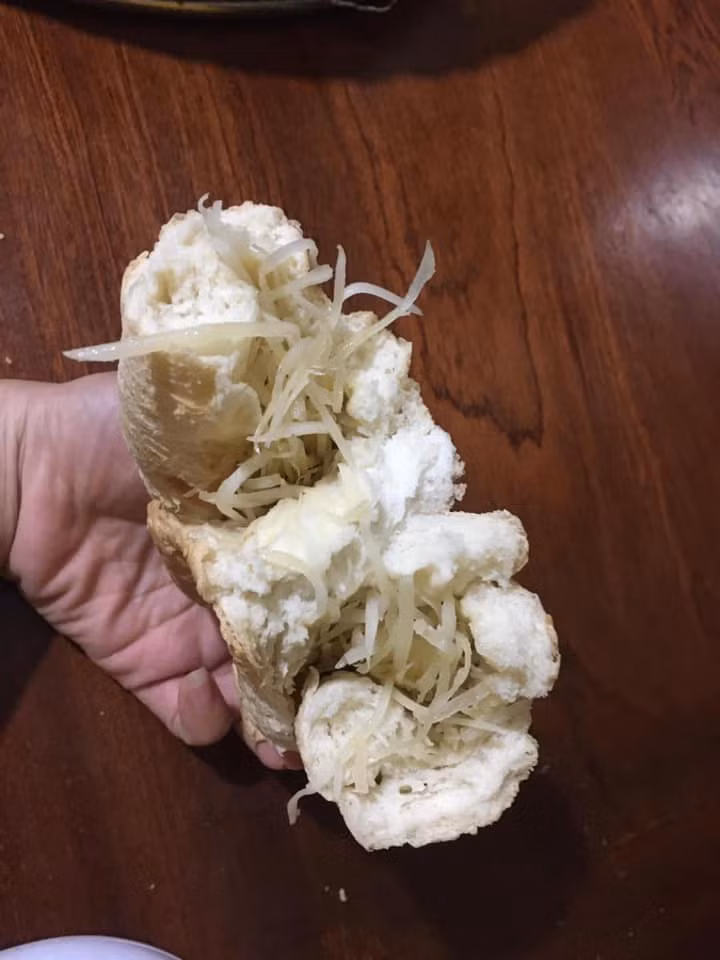 Trong khi nhiều người bày tỏ thất vọng về chiếc bánh mì đang "nổi đình nổi đám" trên mạng xã hội thì một số người cảm thấy may mắn vì chưa đặt mua.