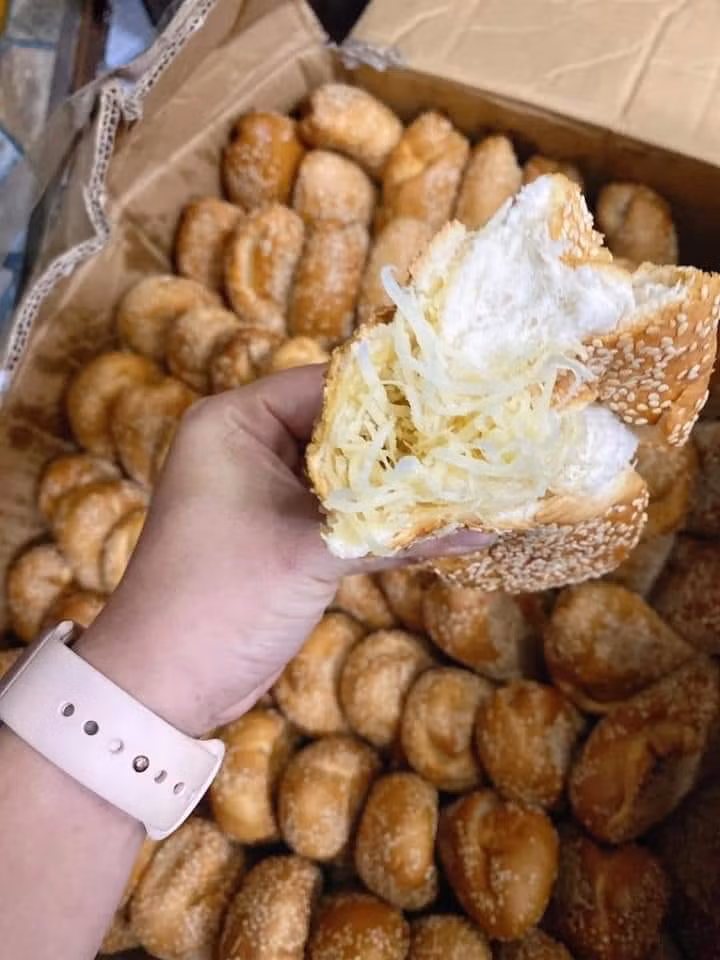 Với những lời quảng cáo "có cánh" về chiếc bánh mình siêu dừa này thì giá bán của chúng cũng liên tục dao động từ 18.000 - 25.000 đồng/chiếc.