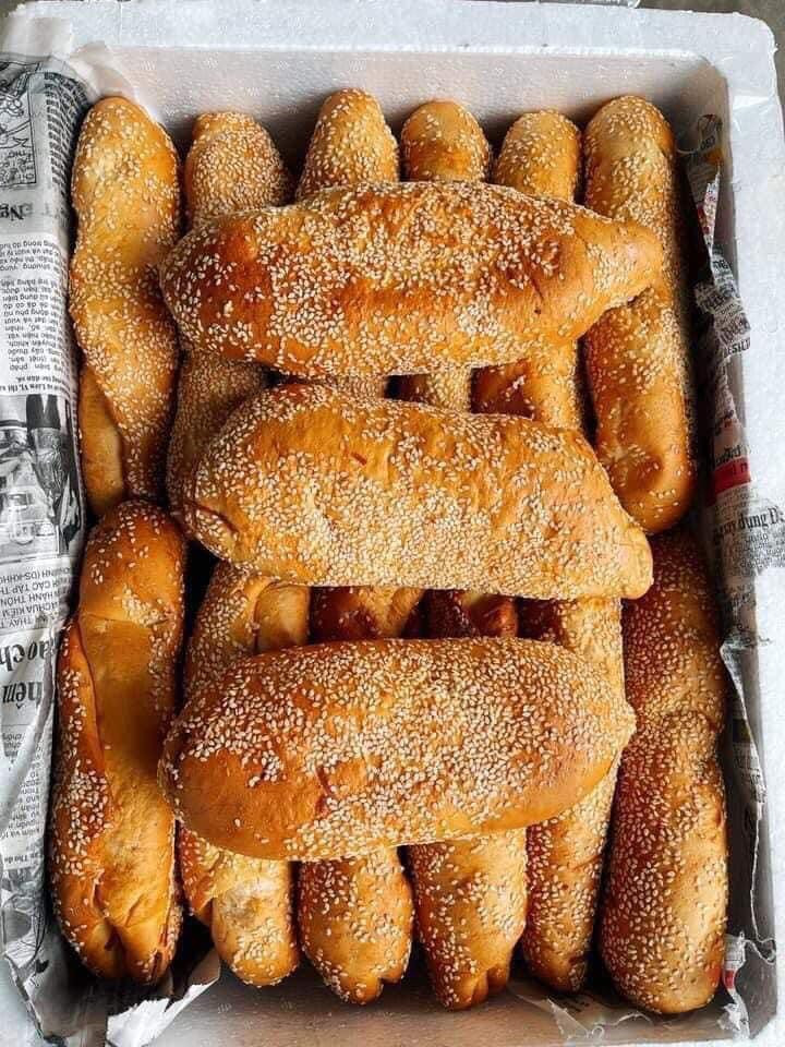 Chiếc bánh mì siêu dừa được quảng cáo có mùi vị thơm nức, vàng rộm, trọng lượng hơn 2 lạng. Bên trong chiếc bánh mì là rất nhiều dừa sợi, bên ngoài lớp vỏ nướng vàng được phết chi chít vừng.